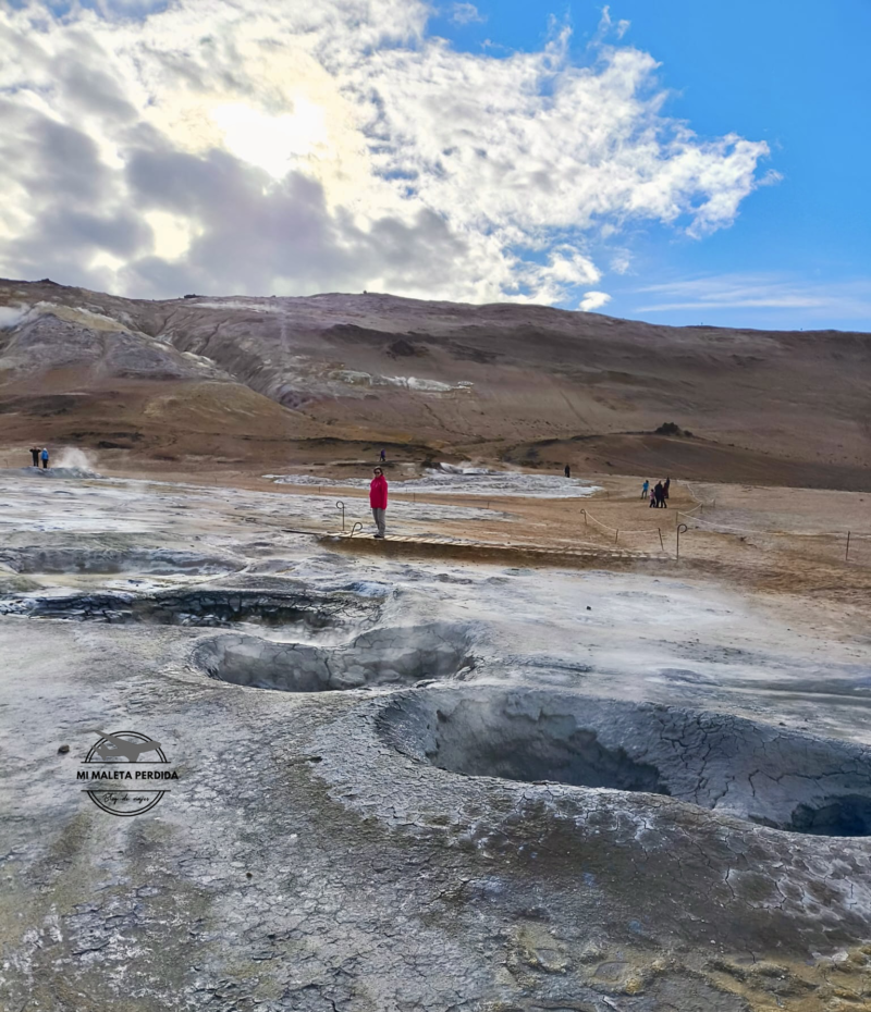 entre fumarolas en Hverir, Islandia.