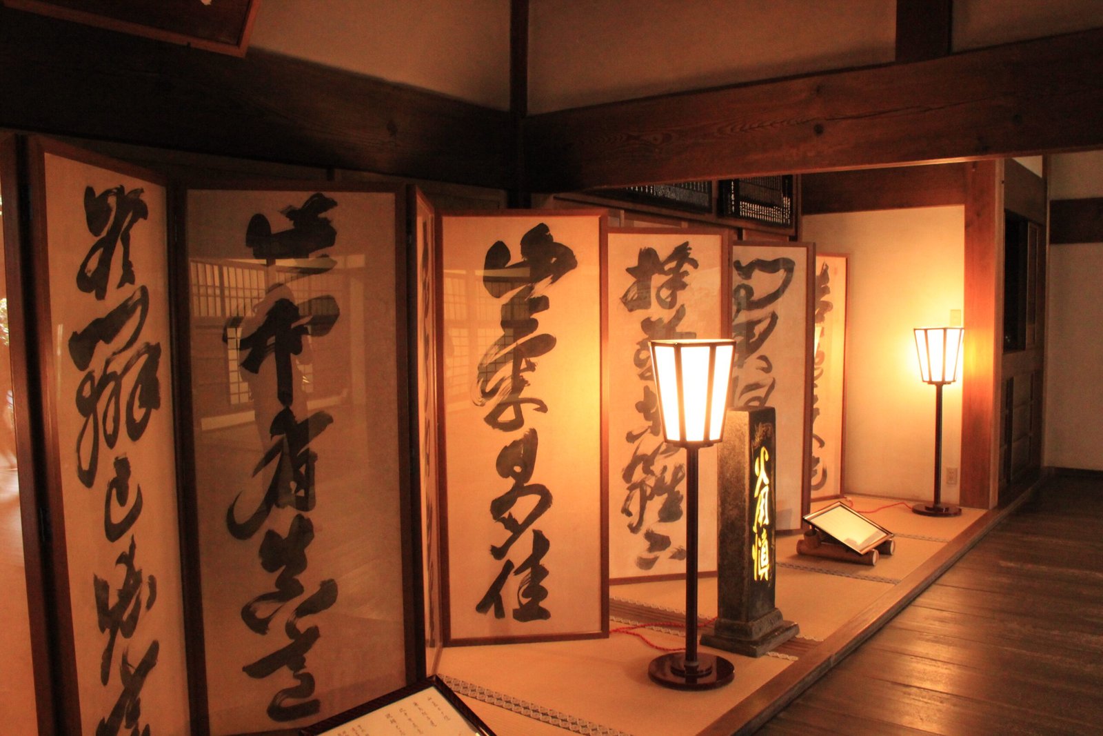 Exposición de caligrafías en Ryoan-Ji.
