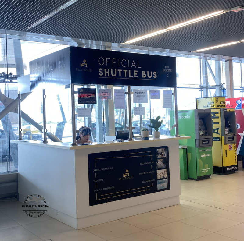 Mostrador de venta de billetes del Shuttle bus de Platanus en el aeropuerto de Dubrovnik.