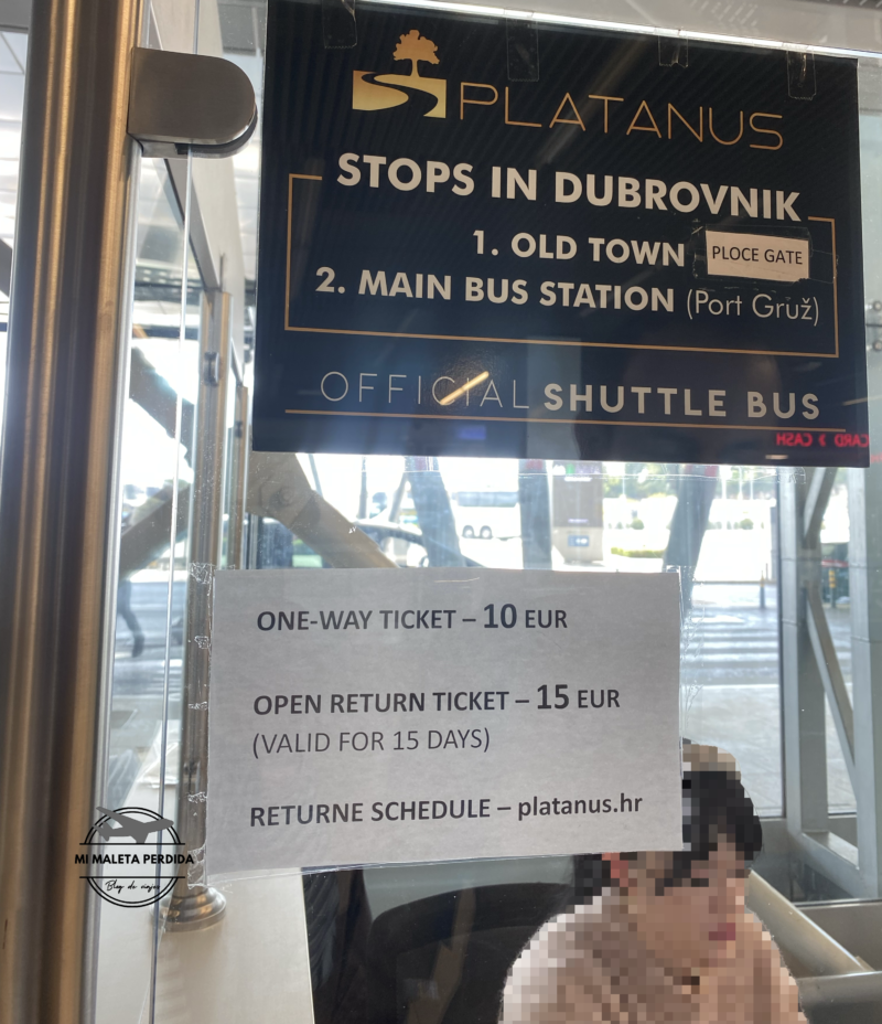 Cartel con tarifas y precios de los autobuses desde el aeropuerto de Dubrovnik al centro.
