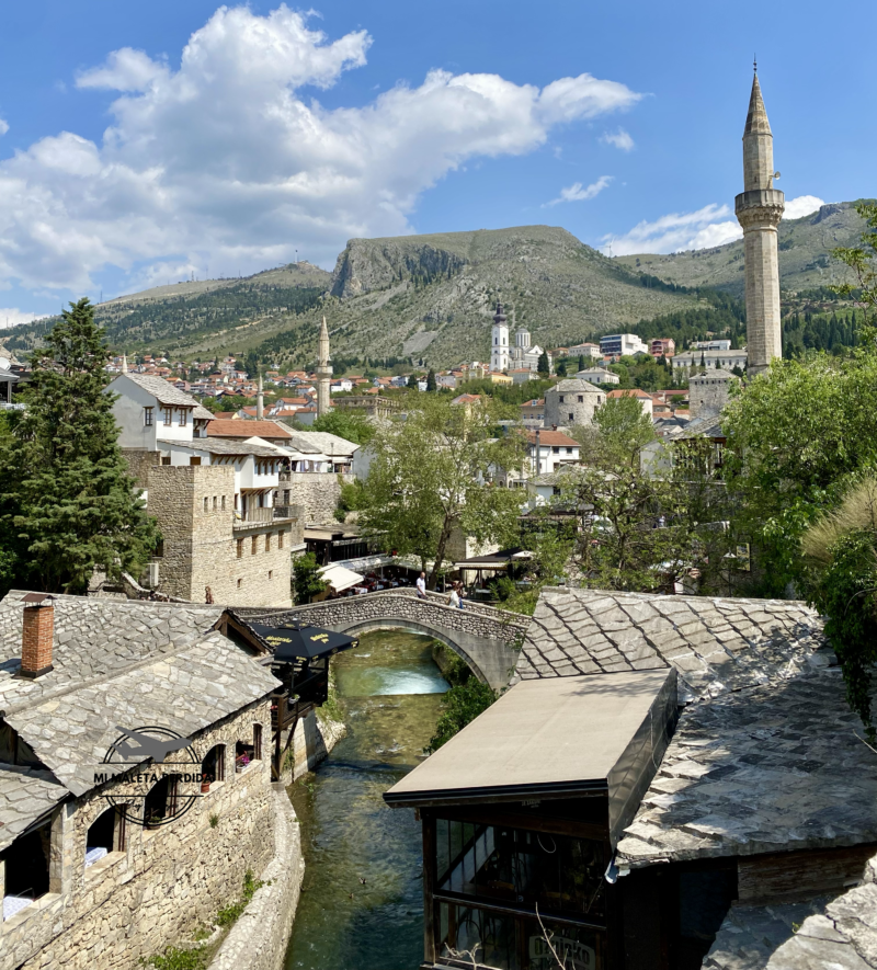 Vistas de Mostar con el puente torcido (Kriva Ćuprija).