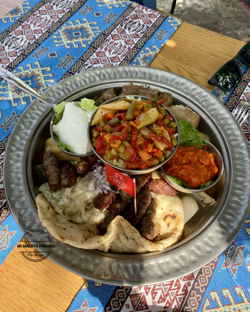 Plato de comida típica bosnia.