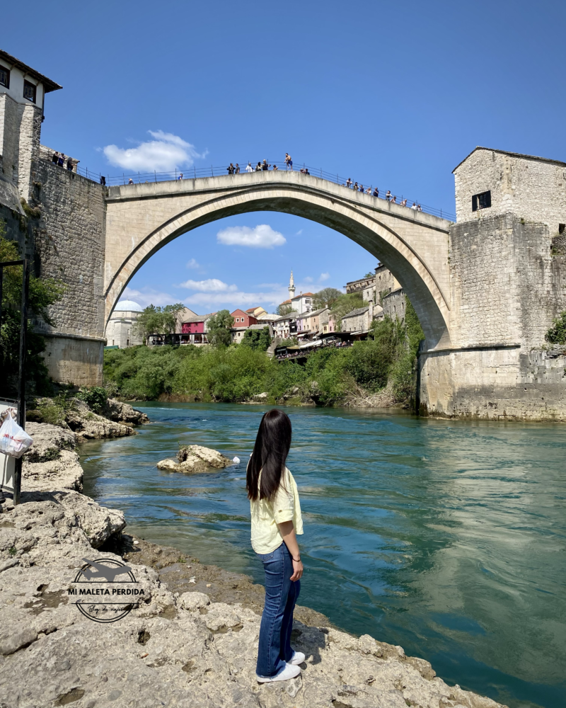 Puente Viejo (Stari Most) desde la orilla del río Neretva, Mostar.
