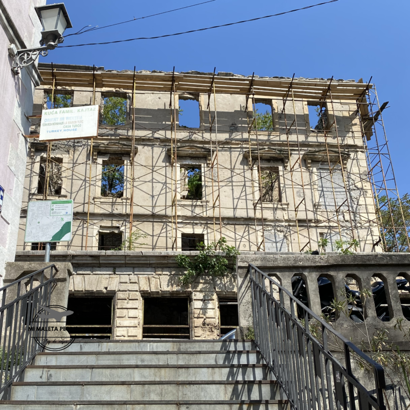 Fachada en ruinas con disparos, Mostar.