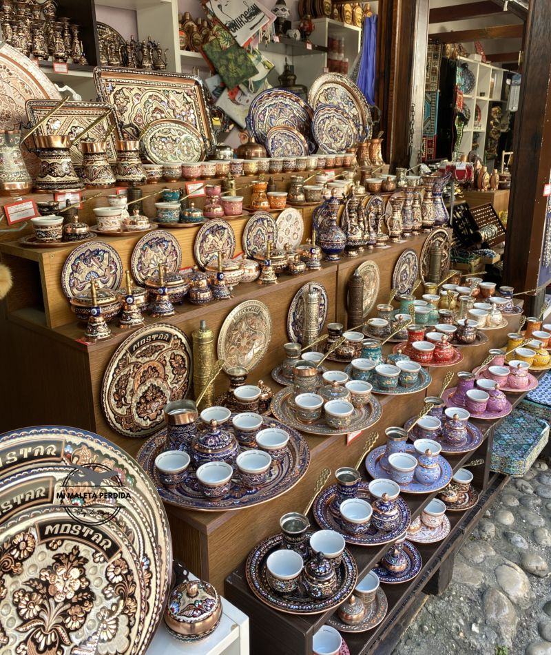 Artesanías en una tienda del bazar en Mostar.