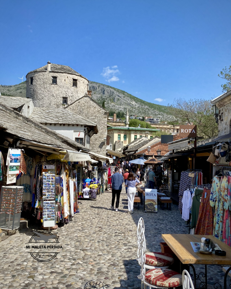 Calle empedrada de Mostar con la Torre fortificada.