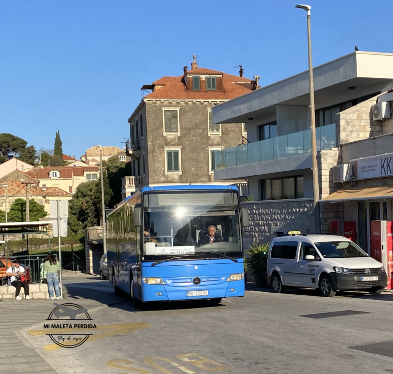 Shuttle Bus de Platanus llegando a la estación de Ploce en el teleférico para ir al aeropuerto.