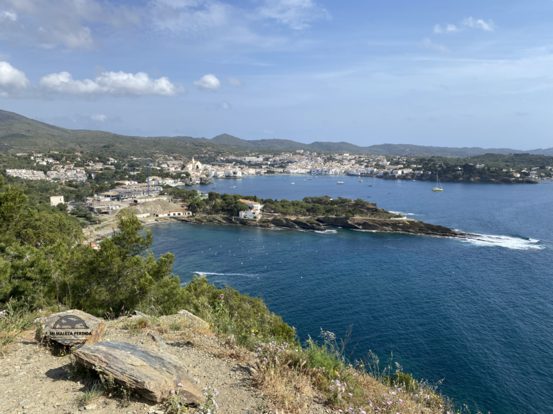 Panorámica de Cadaqués al iniciar la ruta.