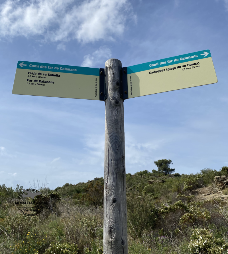 cartel indicando la dirección y tiempo de la ruta.