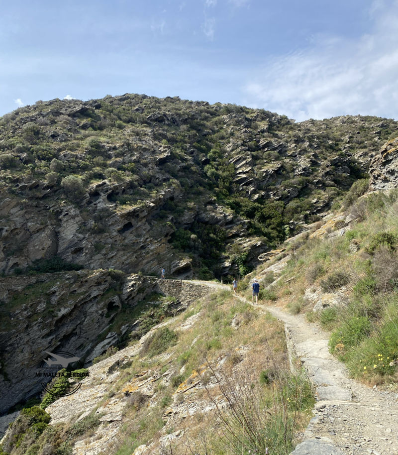 Sendero hacia el faro de Cala Nans.