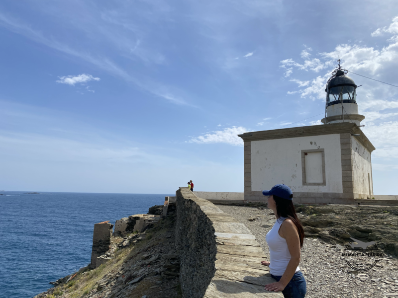 Observando las vistas desde el faro de Cala Nans.