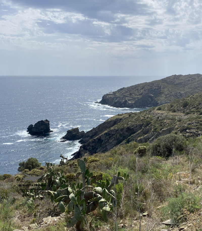Vista panorámica del faro de Cala Nans de lejos.