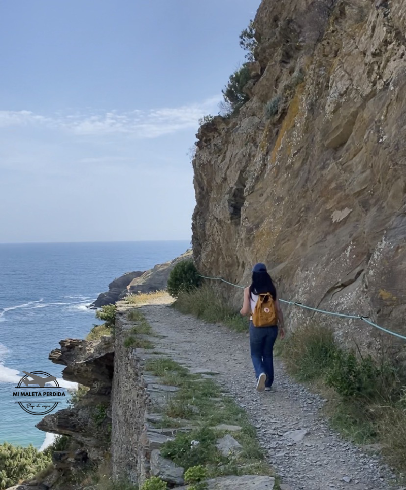 Caminando por el sendero en el acantilado.