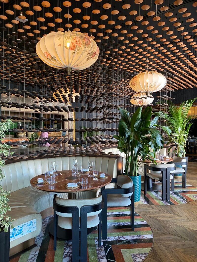 Interior del restaurante Clay de Dubái.