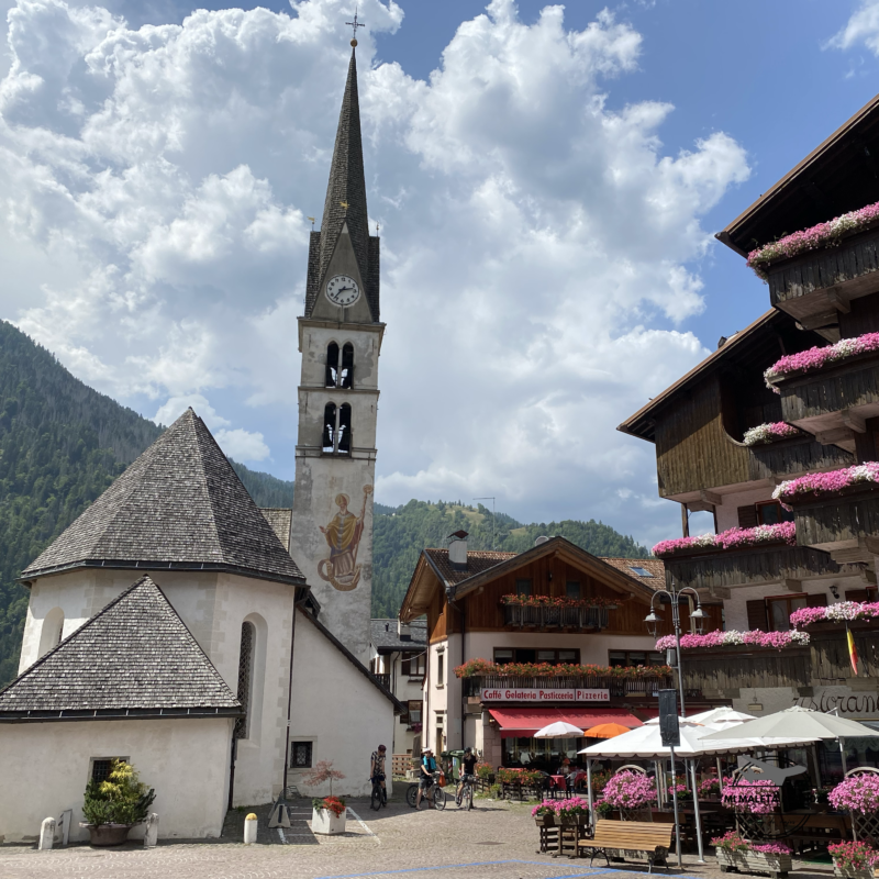 Iglesia de Alleghe, Dolomitas.