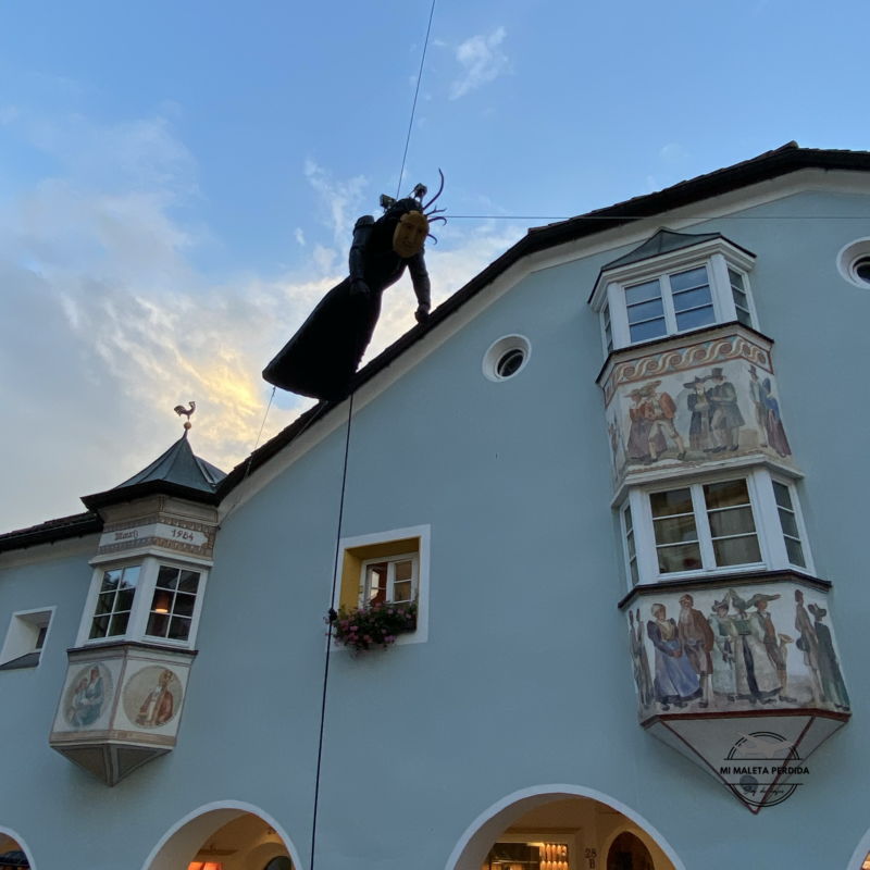 Muñeco colgado en Ortisei, Dolomitas.