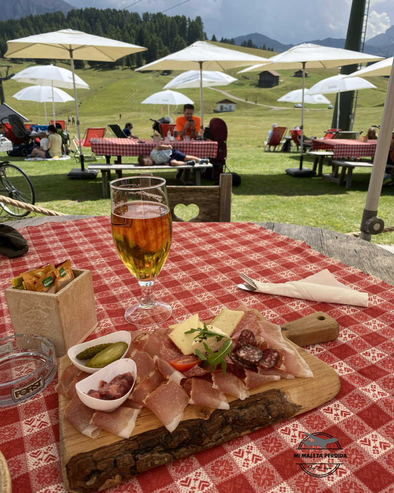 Tabla de embutidos en Baita Sanon. Alpe di Siusi, Dolomitas.