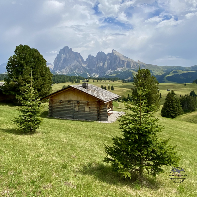 Cabaña de madera en alpe di Siusi. Dolomitas