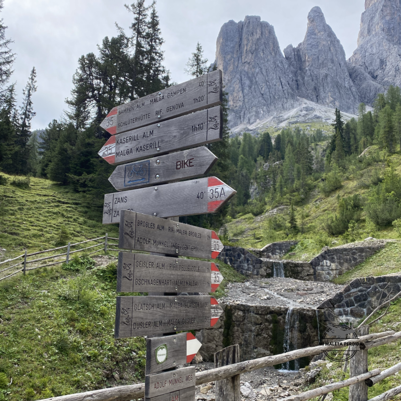 Panel informativo de los senderos a seguir en refugio delle Odle. Dolomitas.