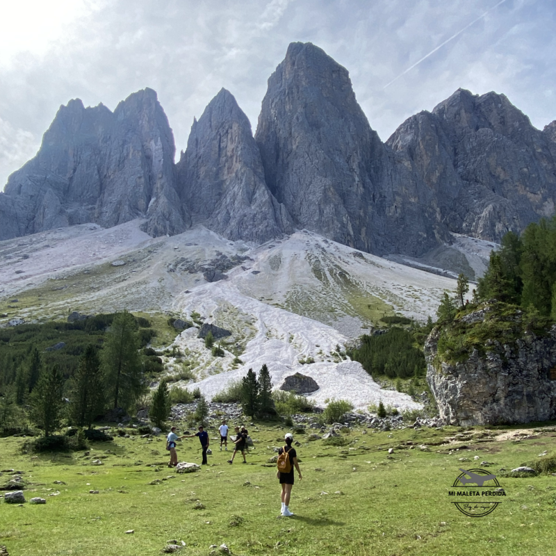 Bajo las imponentes paredes de roca de las Odle. Dolomitas.