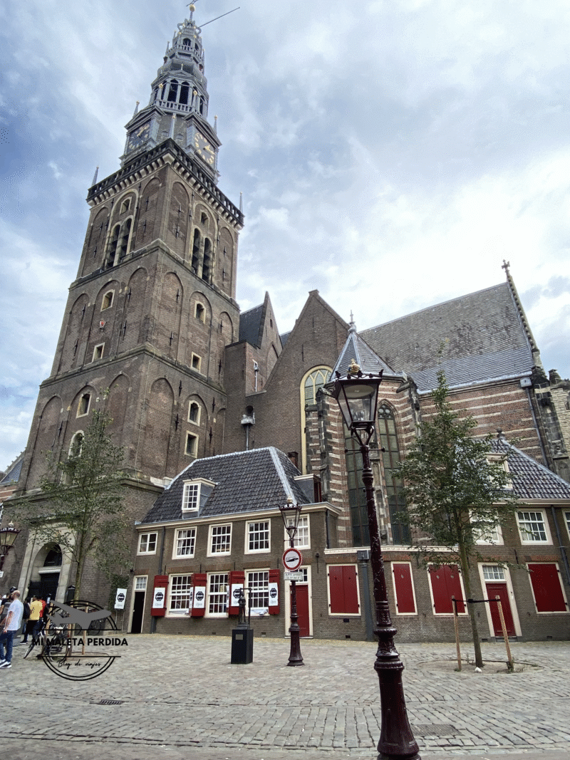 Exterior de Oude Kerk, Ámsterdam.