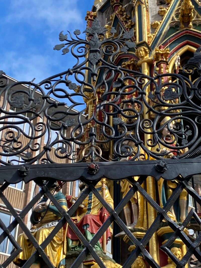 Anillo dorado en la Fuente Bonita, Schöner Brunnen.