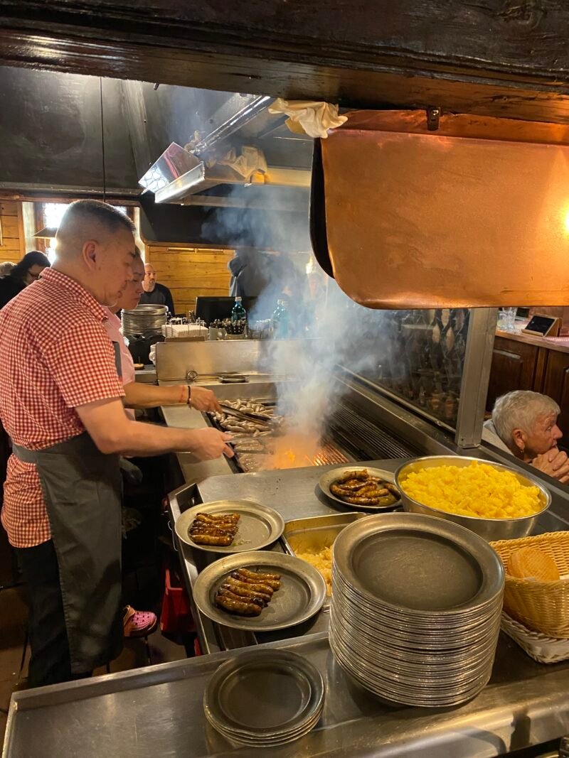 Cocina en vivo en Bratwursthäusle, Núremberg.