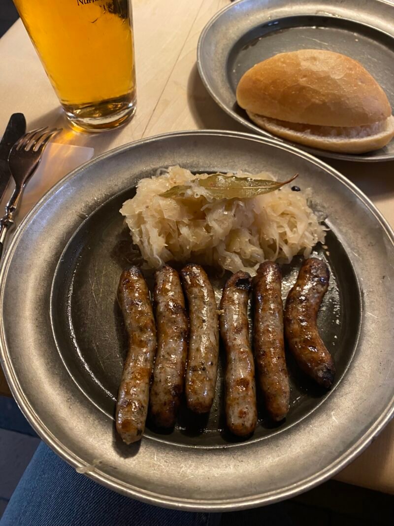 Salchichas con chucrut en Bratwursthäusle.