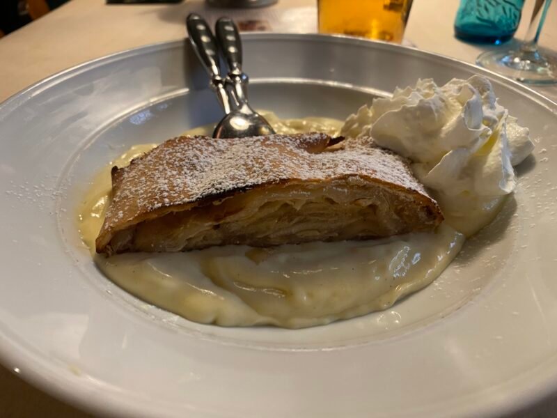Apfelstrudel.