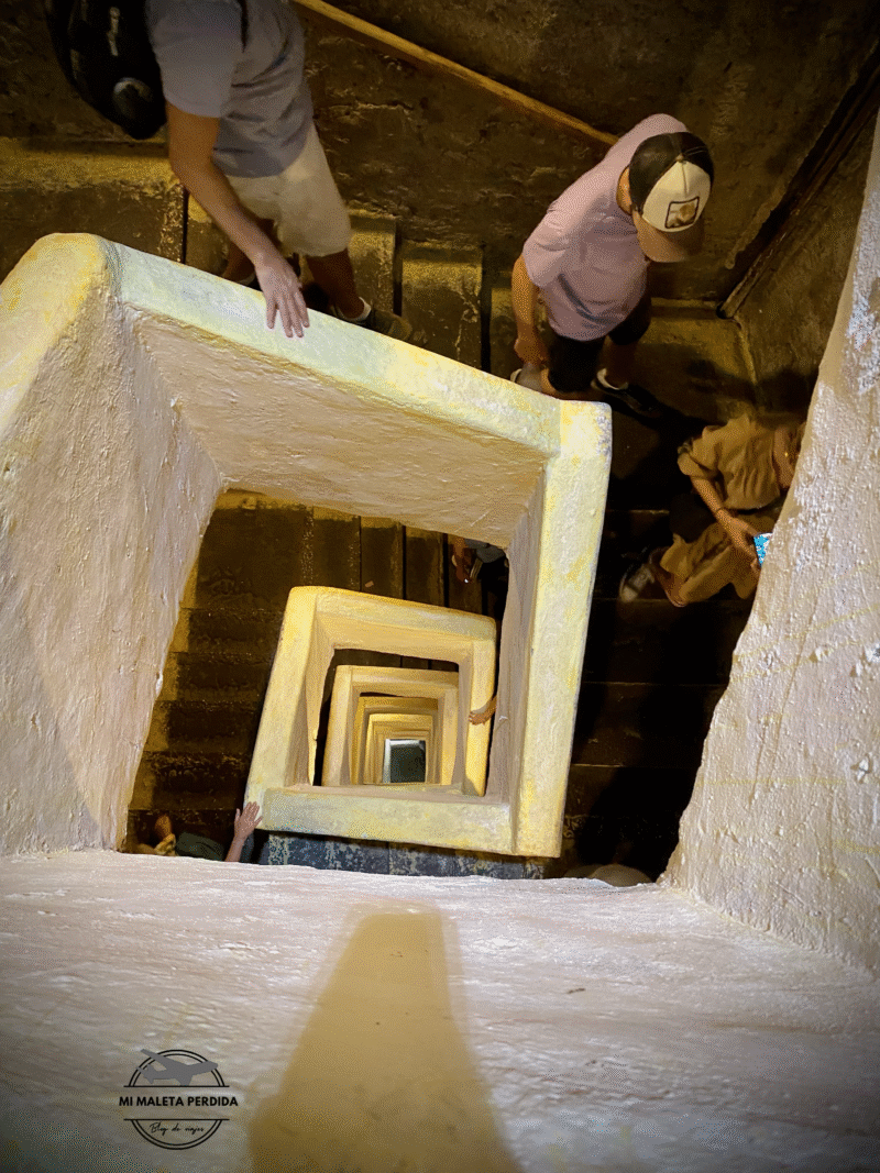 Escaleras que bajan a la Nápoles Subterránea.
