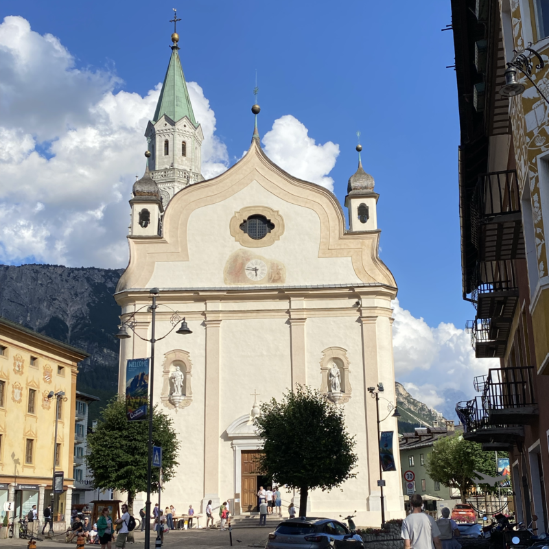 Basílica de los Santos Felipe y Jacobo, Cortina d'Ampezzo. Basilica Minore Dei Santi Filippo E Giacomo. Dolomitas.