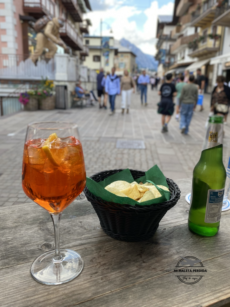 Tomando un Aperol Spritz en cortina D'Ampezzo. Dolomitas.
