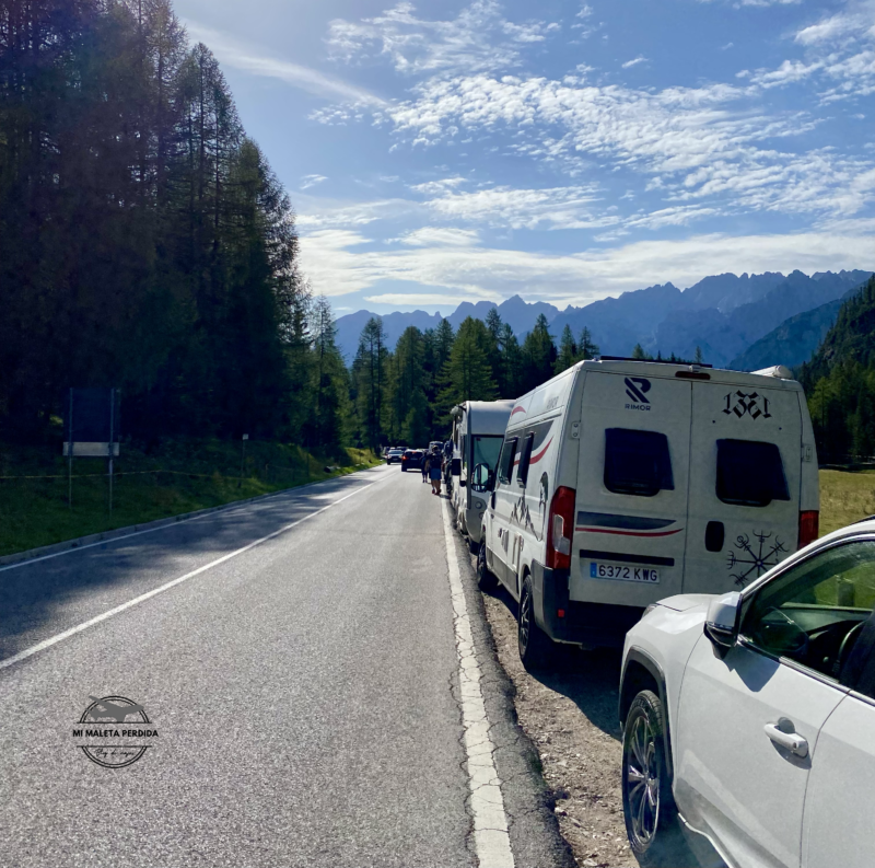 Parking  en la carretera Passo Tre Croci, Dolomitas. 