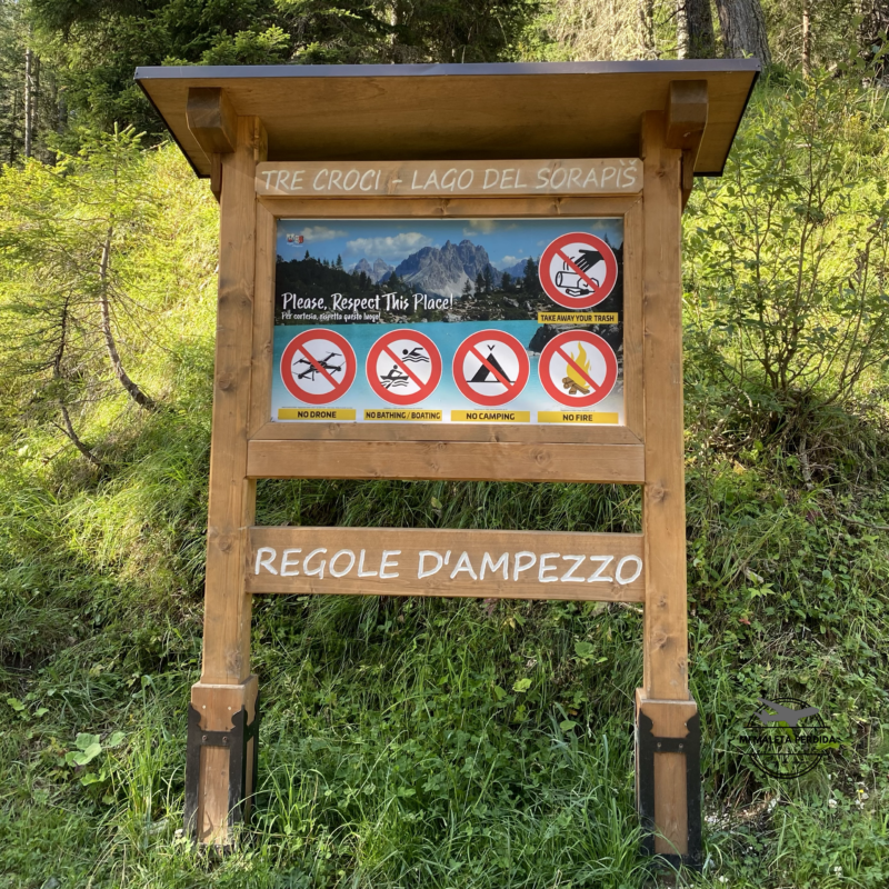Panel informativo de las reglas a seguir en Lago di Sorapis.
