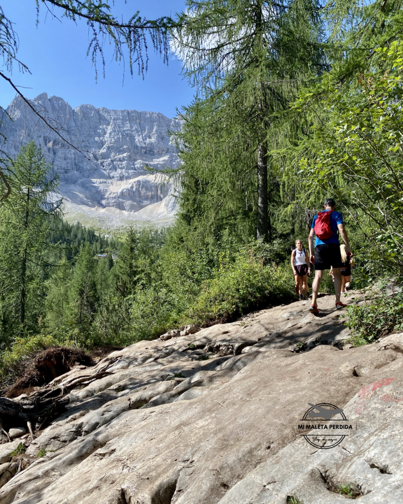 Caminando hacia el Lago di Sorapis.