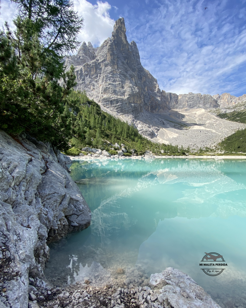 Lago di Sorapis con "Il Dito di Dio" al fondo.