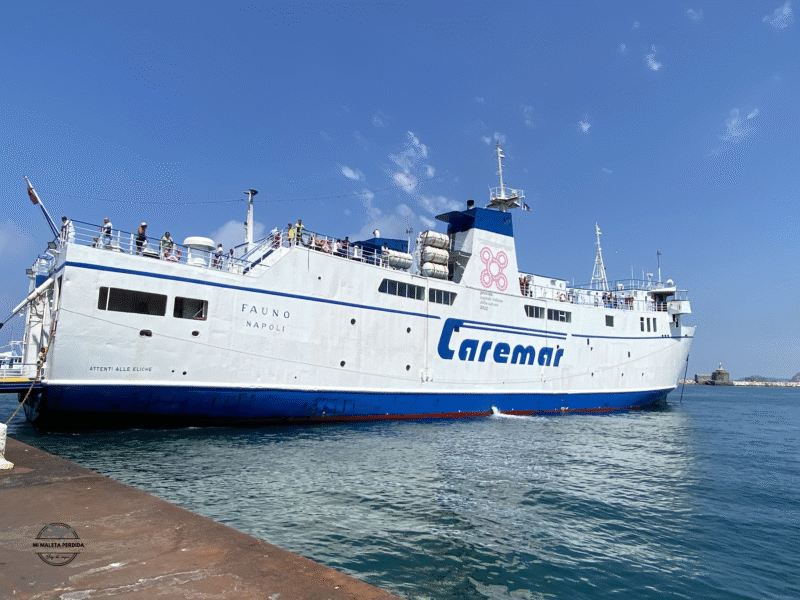 Ferry Caremar en el puerto de Nápoles.