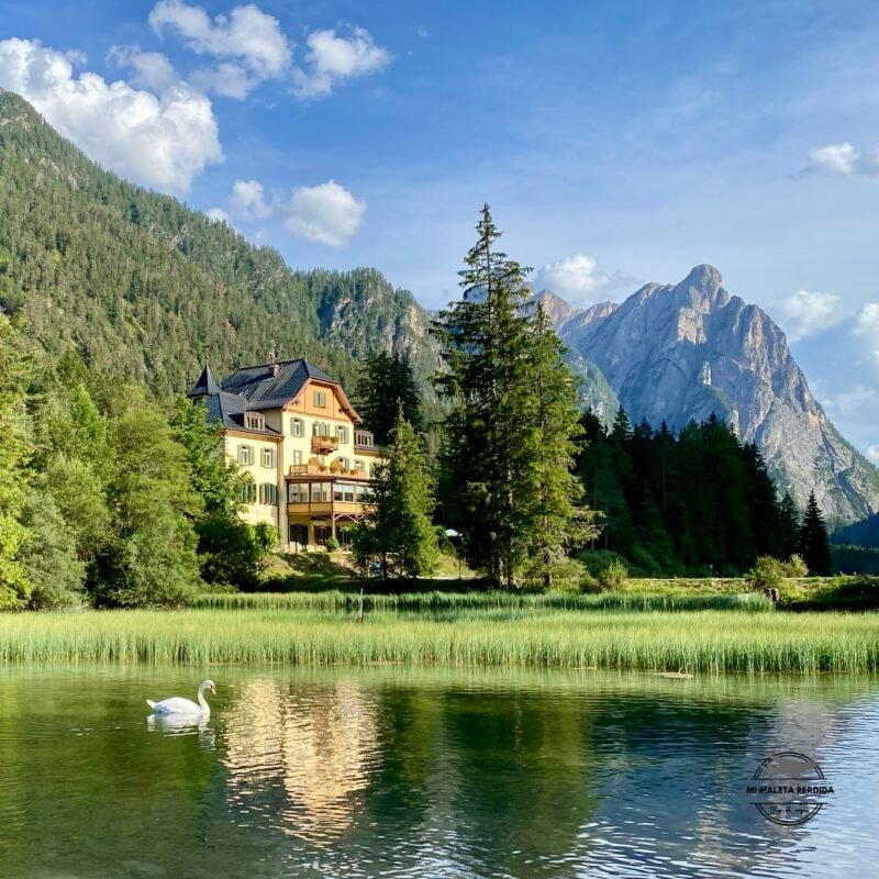 Lago Di Dobbiaco. Dolomitas.