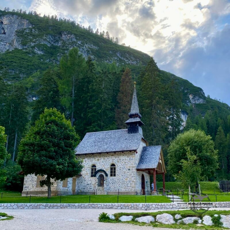 Capilla alpina de Braies. Dolomitas.