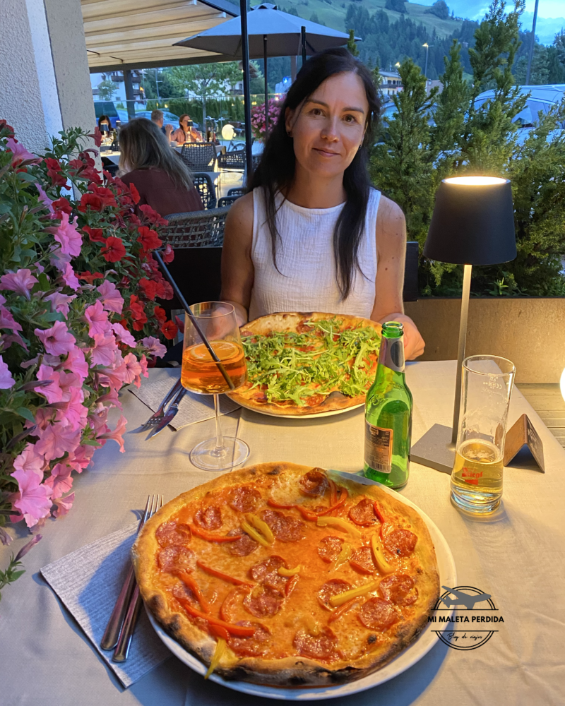 Cenando en Pizzeria Hans, Dobbiaco. Dolomitas.