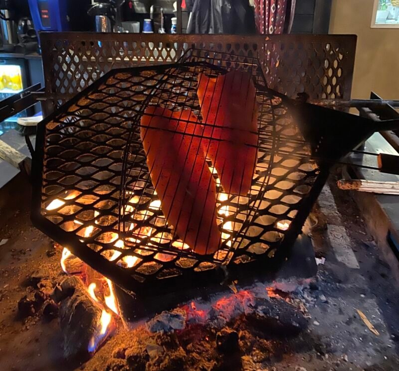 Salmón a la llama. Comida Laponia.