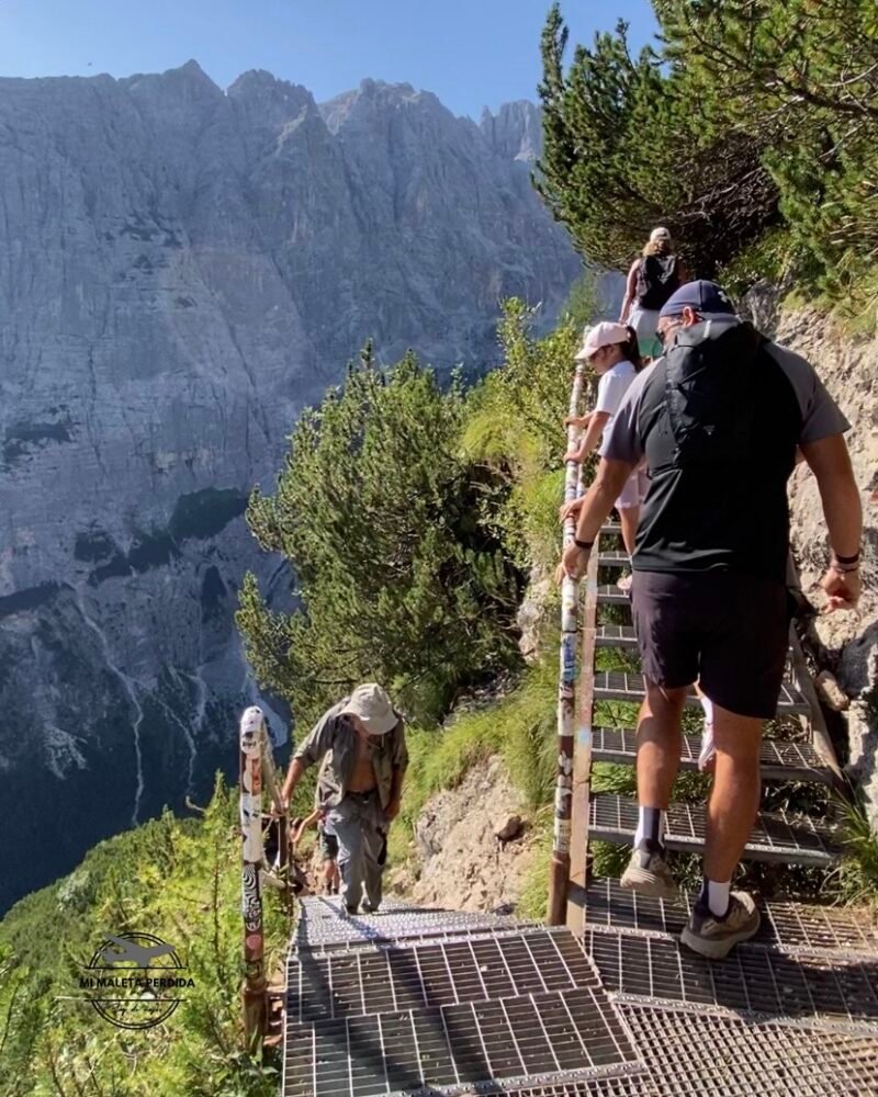 Escaleras metálicas en el sendero 215 subiendo al Lago di Sorapis.