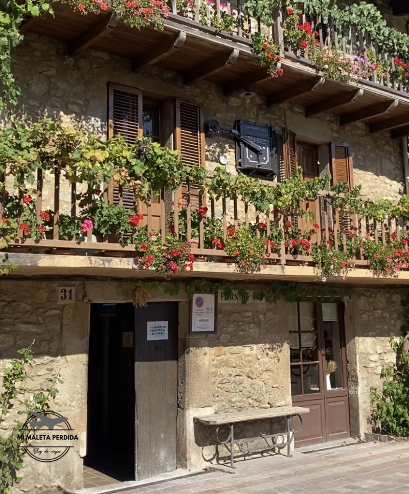 Balcones con flores en Hostalets d'en Bas.
