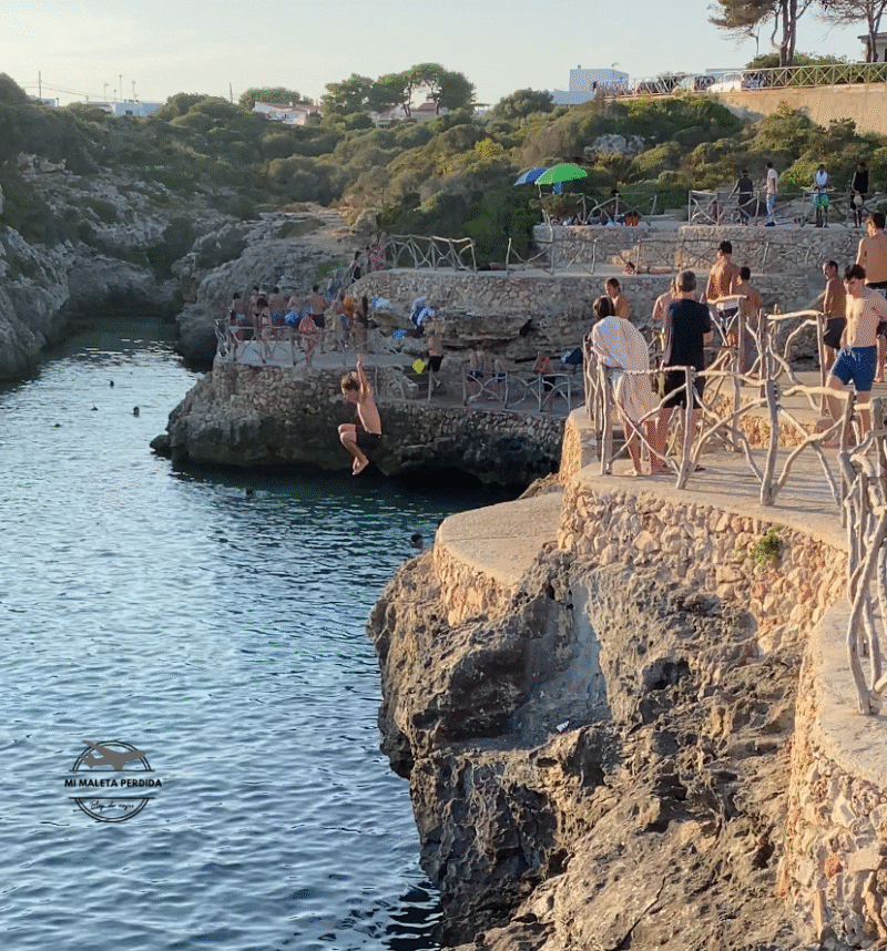 Chico saltando en Cala en Brut, Menorca.