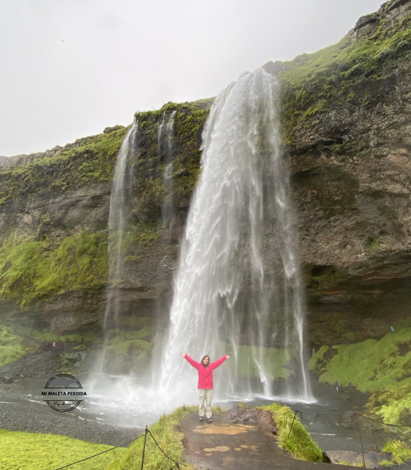 Frente a la Cascada Seljalandfoss.