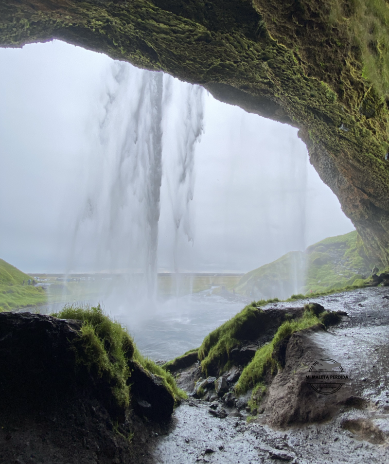 Caminando por detrás de la Cascada Seljalandfoss.