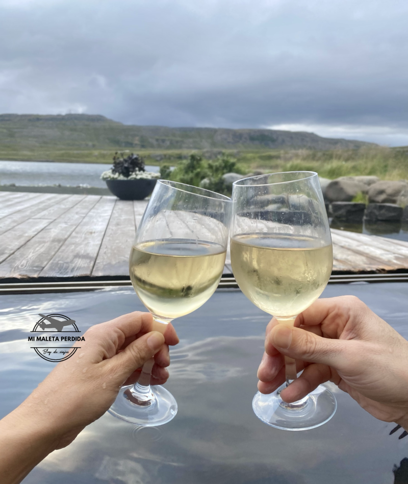 Tomando una copa de vino en Vök Baths, Islandia.