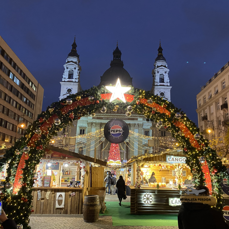 Entrada al mercado de la basílica de San Esteban. Budapest.