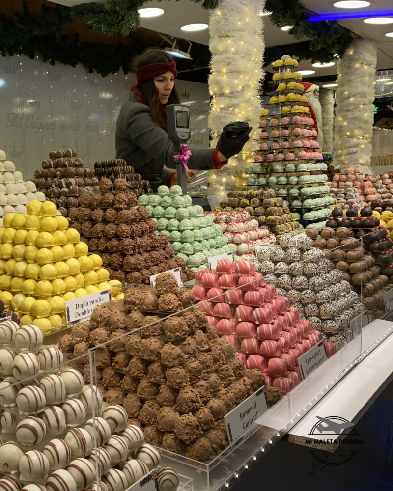 Chocolates típicos en un puesto de un mercado de Navidad. Budapest.