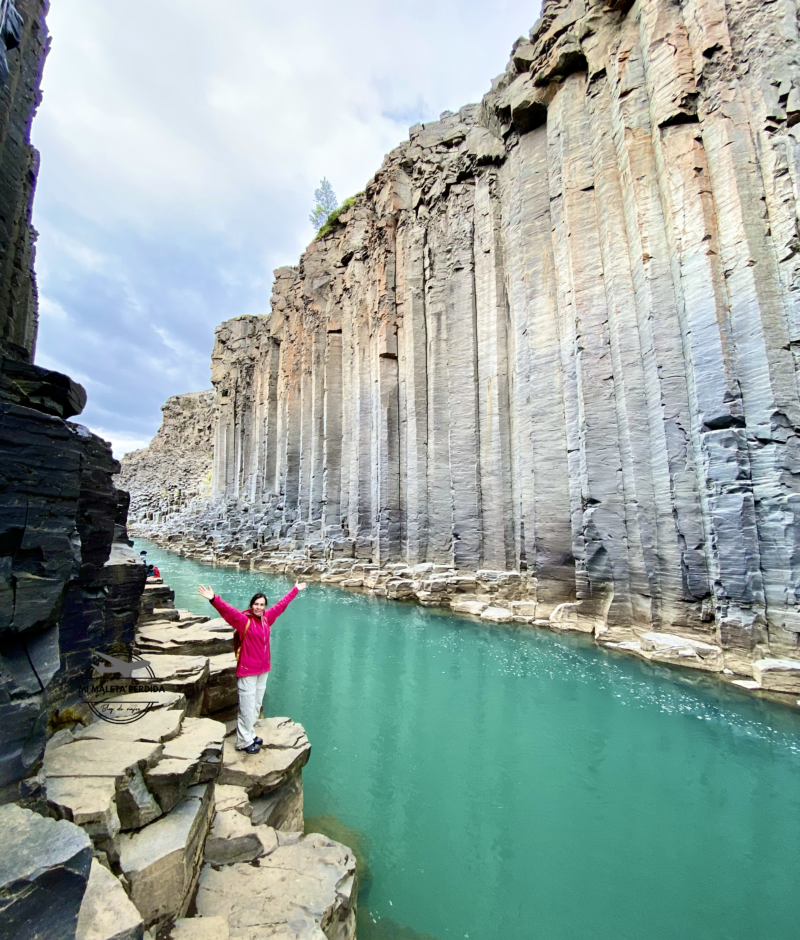 Bajo el Canyón de Stuðlagil, Islandia.
